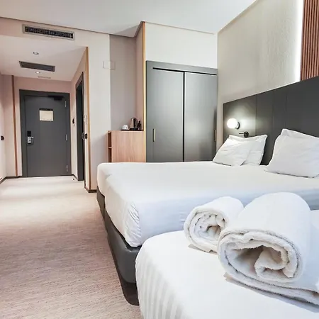 ホテル Silken Ciudad 4*